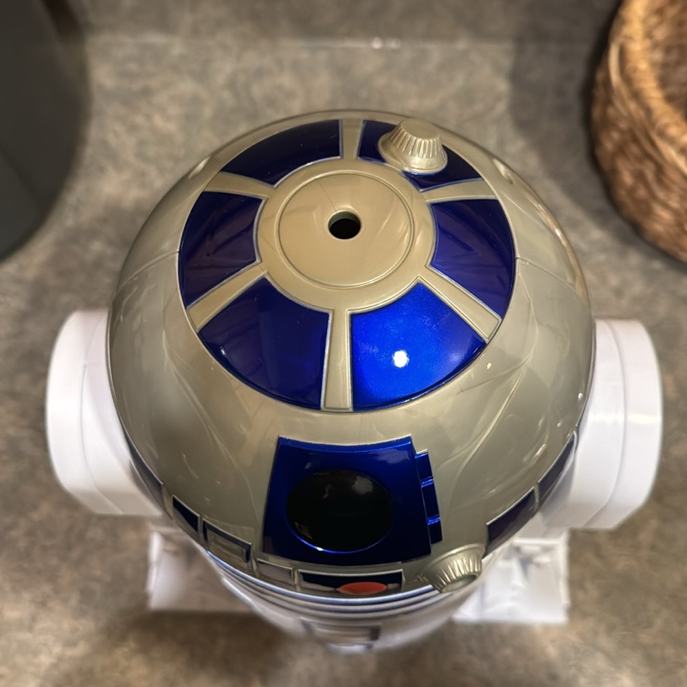 Collectors: 2024 AMC Star Wars R2D2 popcorn bucket +drink container w/ straw lid - Picture 8 of 8